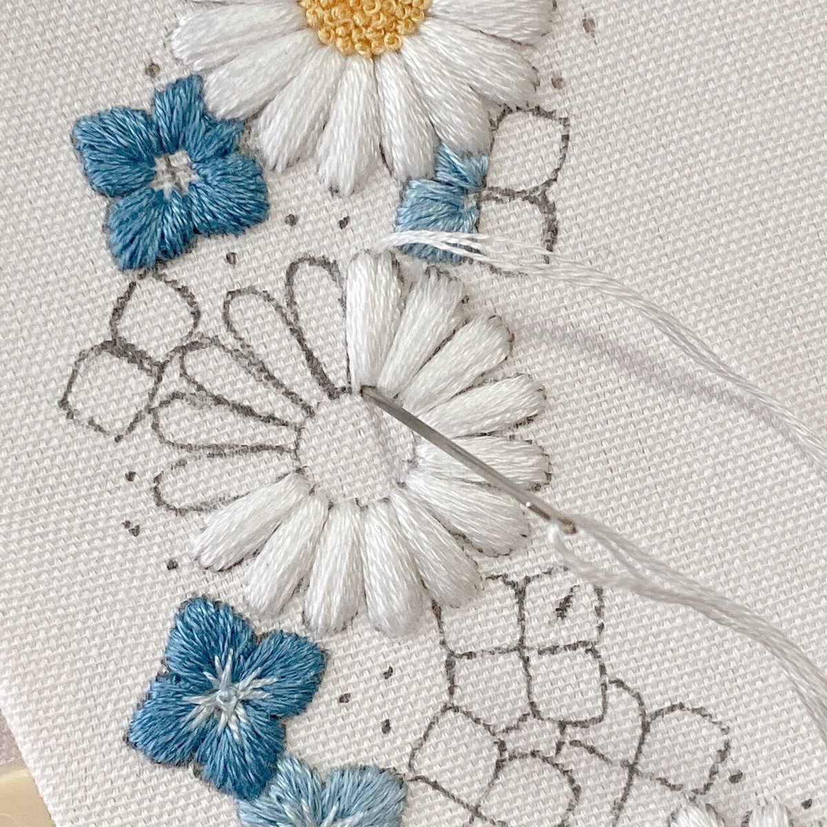 ふっくらサテンステッチのコツ（マーガレットの刺繍）｜はなこまち 