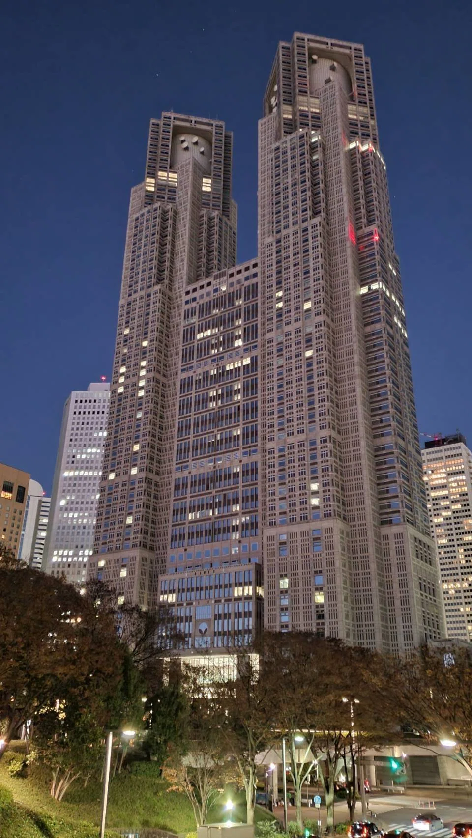 夜の都庁 初谷幸一 Note