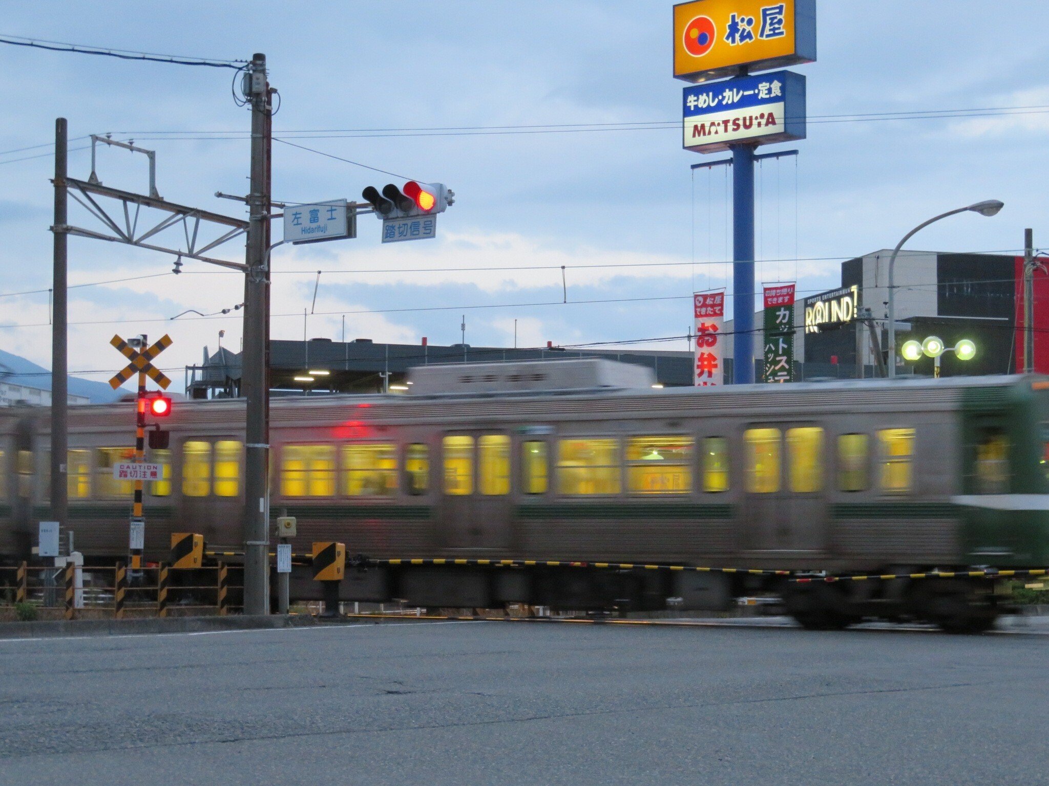 幸福駅 吊り下げ 看板 電車 行先標示板 レア(幸せを願う人々に 幸福駅 吊り下げ 看板 電車 行先標示板 レア(幸せを願う人々に