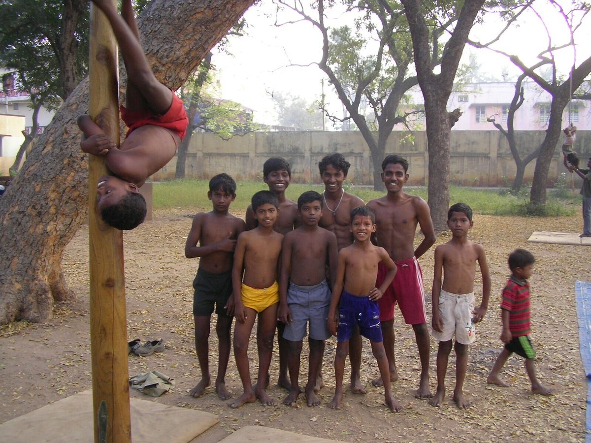 上半身裸　少年 柱上のヨーガ：驚異のマラカンブ｜Satoru Teshgaura