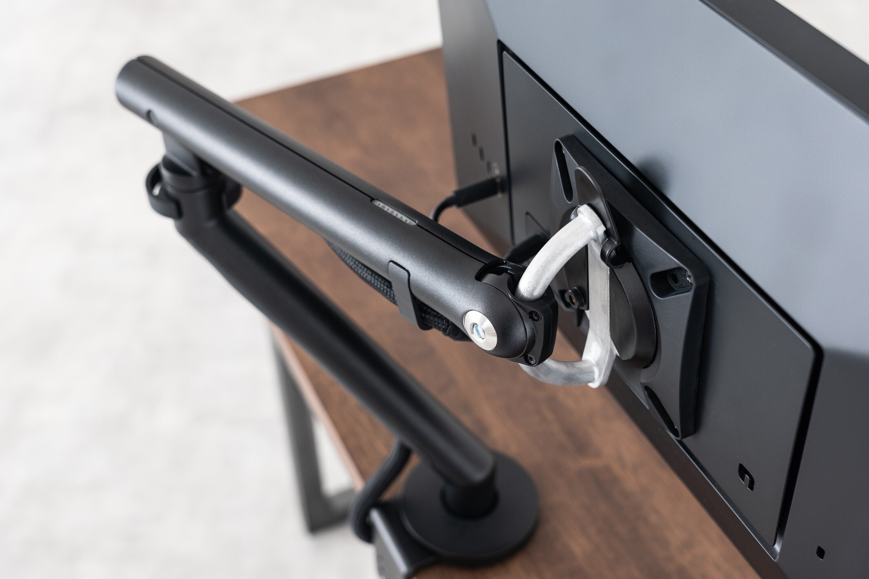 Flo Monitor Armが好きすぎて、ハーマンミラーの正規代理店になって