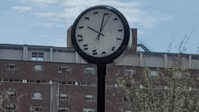 MIT（Massachusetts Institute of Technology:マサチューセッツ工科大学）アートワーク　時計