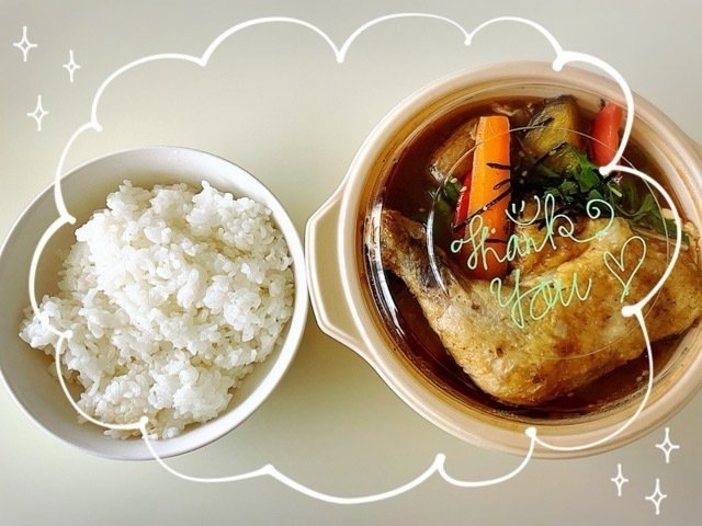 いつかの昼ごはん。友達のうちでスープカレーをデリバリー。肉がデカい！全部食べたけど。