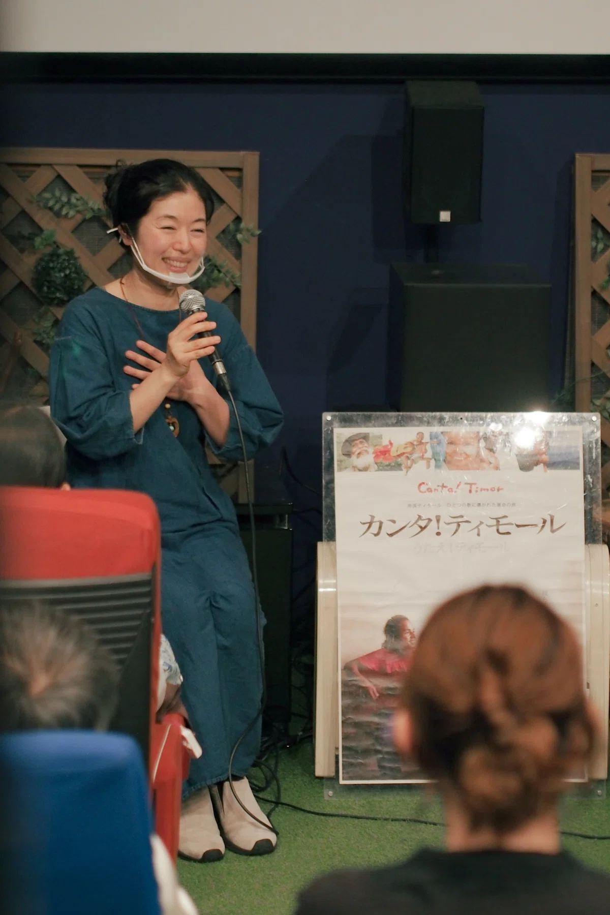 胸に手を当て、ひときわ笑顔な監督。