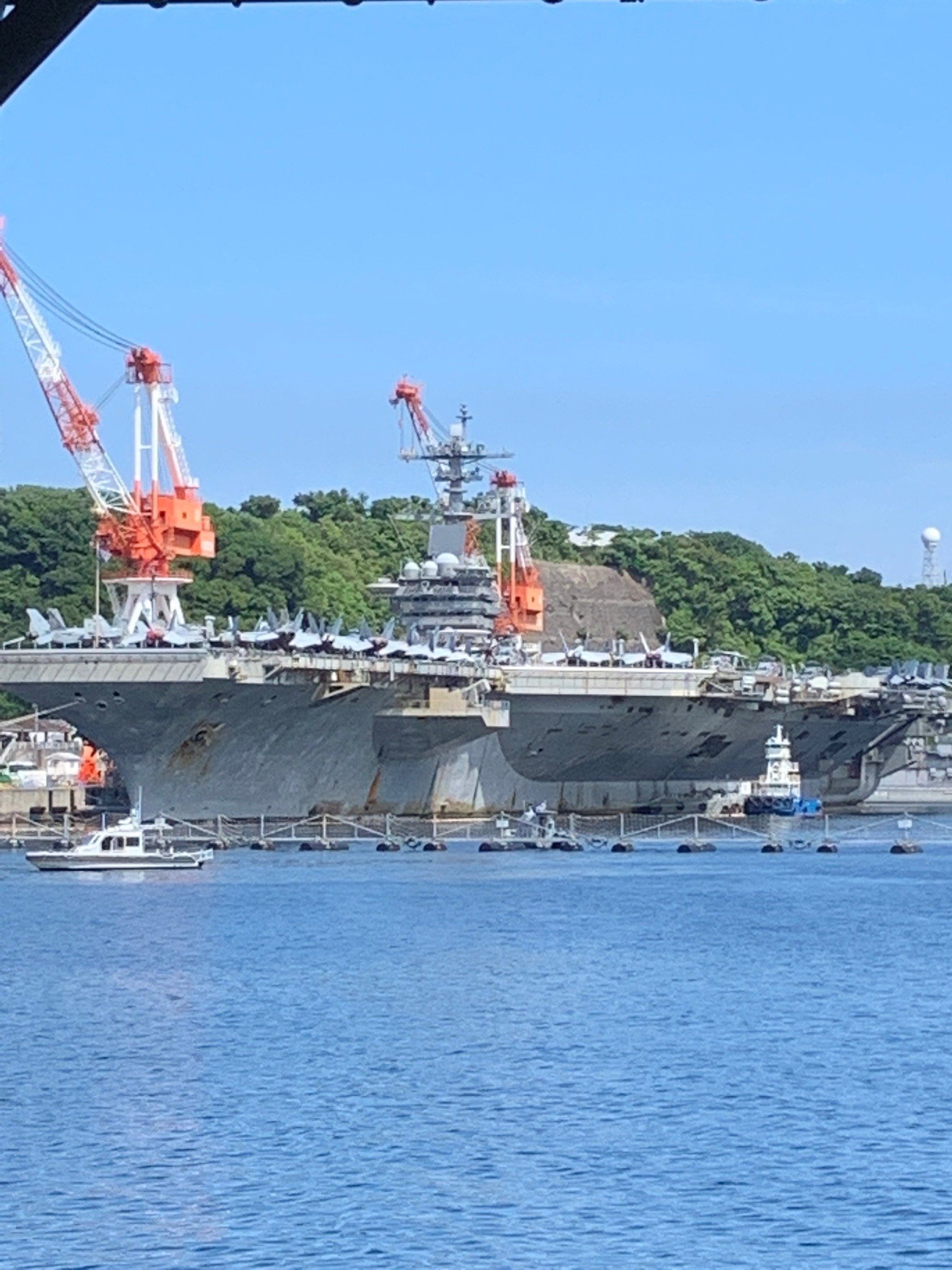 米空母「リンカーン」が横須賀に！ 艦載機満載の激レア姿がご当地