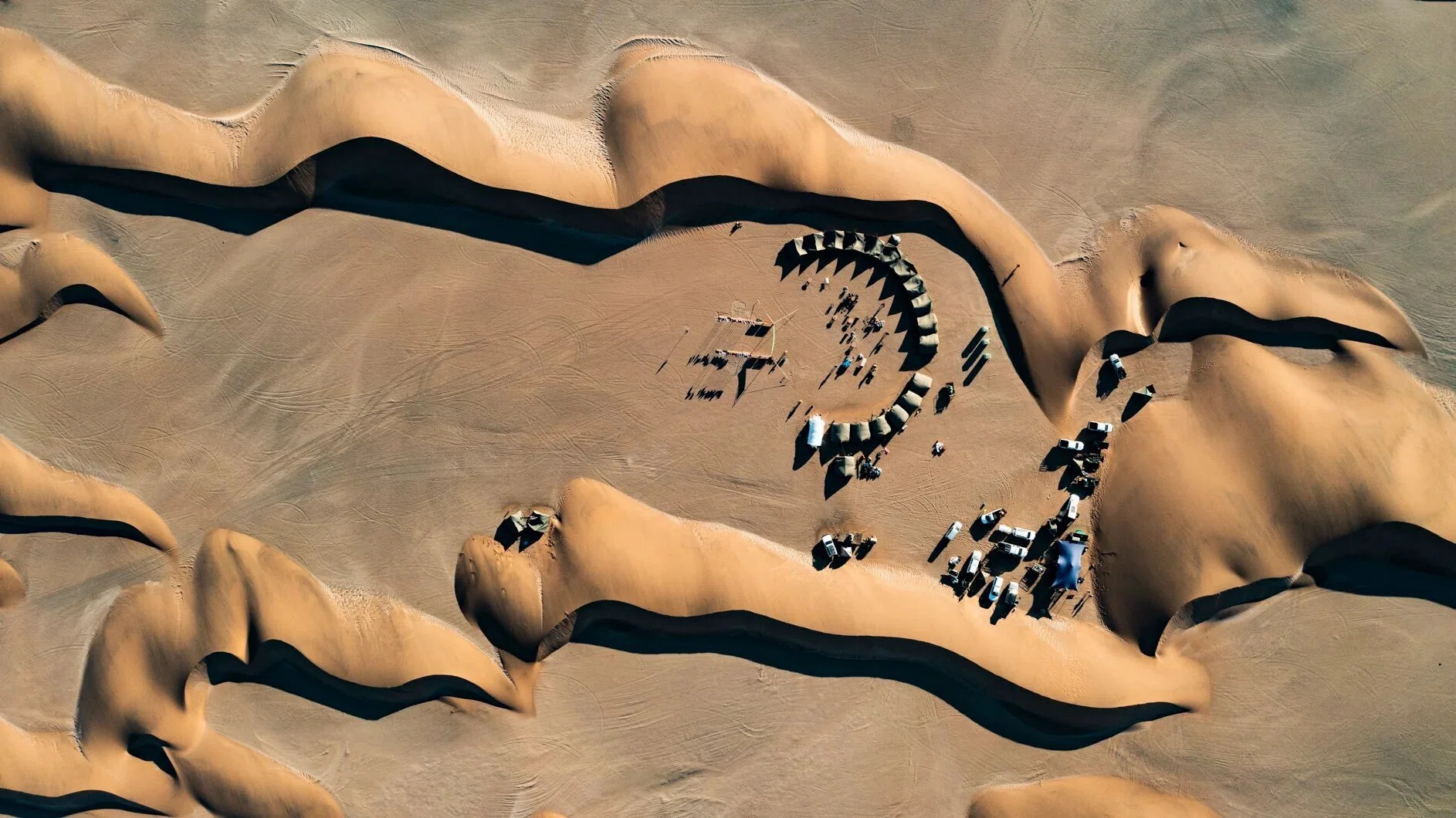 砂丘に囲まれたキャンプ地(Photo Credit: Racing The Planet)