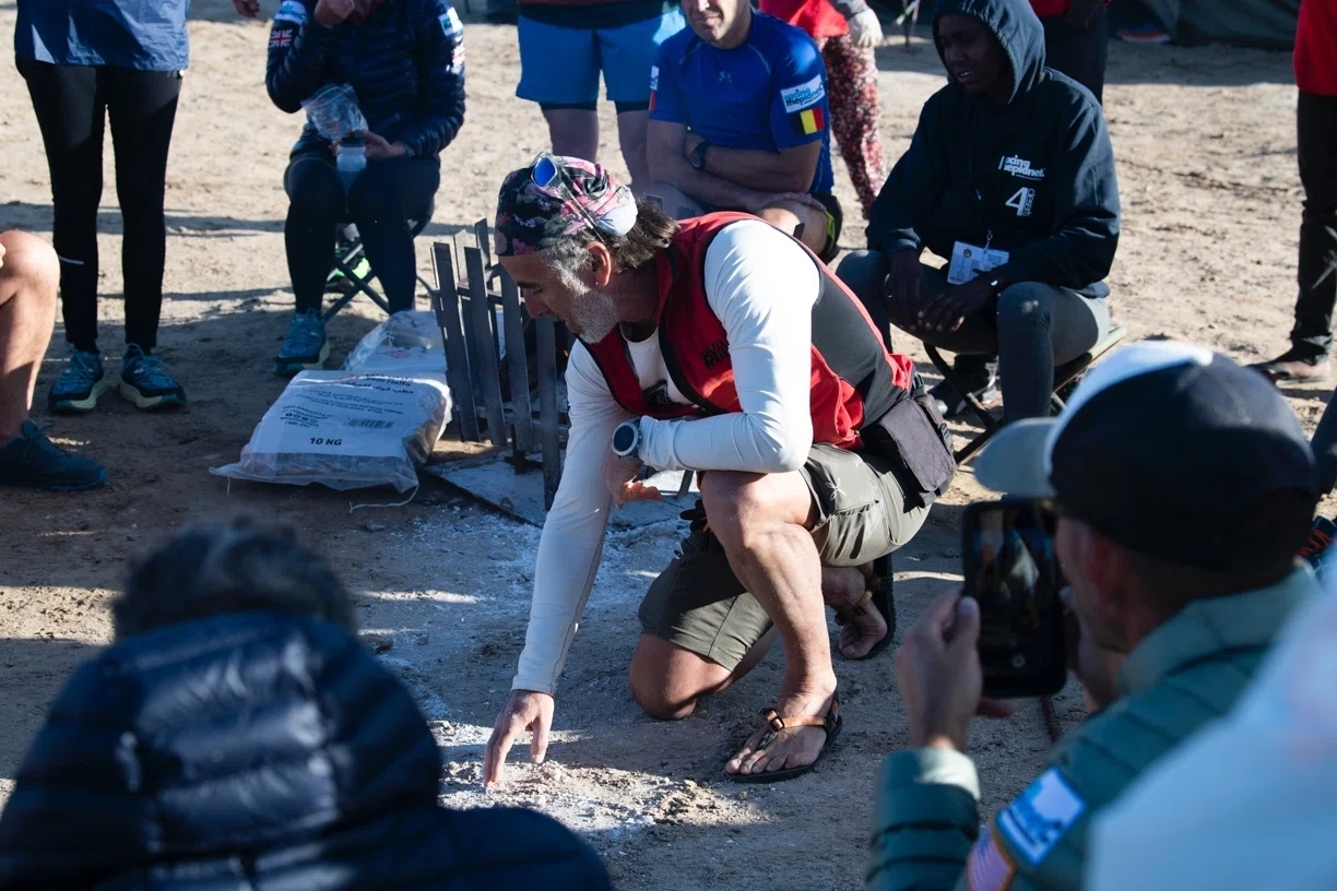 コースディレクターのコース説明(Photo Credit: Racing The Planet)