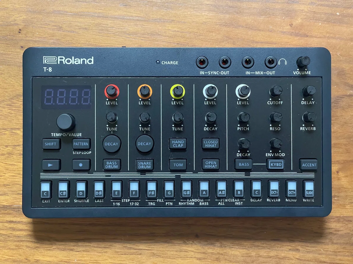 ROLAND R-8 ドラムマシン リズムマシン 今だけオマケあり！（ドイツの 