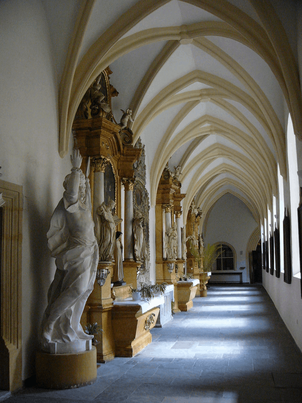 映画 イノセンス にみる ゴシック建築 しじみ デザインを語るひと Note