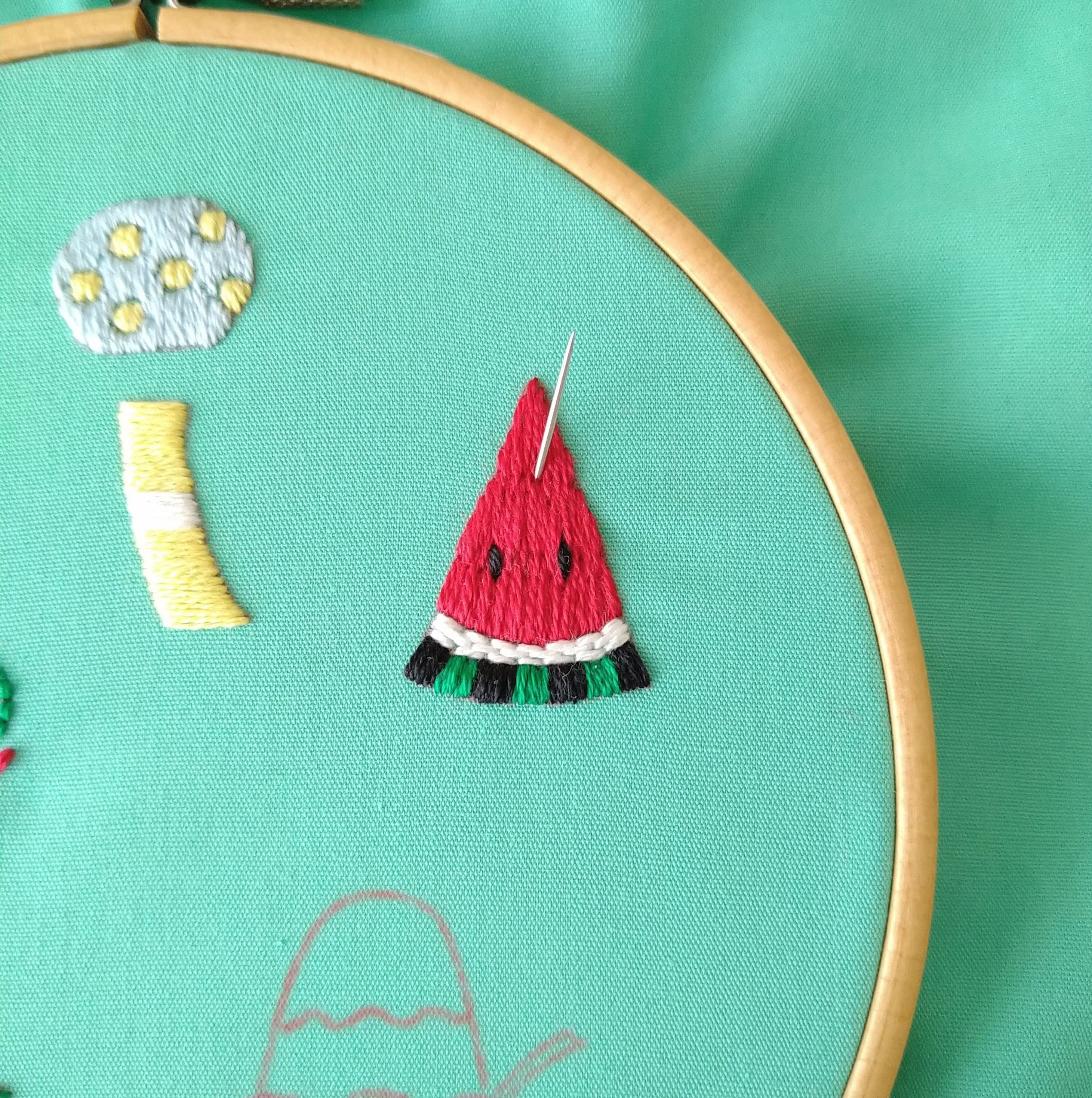 再販可能＊ふかふか刺繍スタイ＊スイカ＊ スタイ・よだれかけ