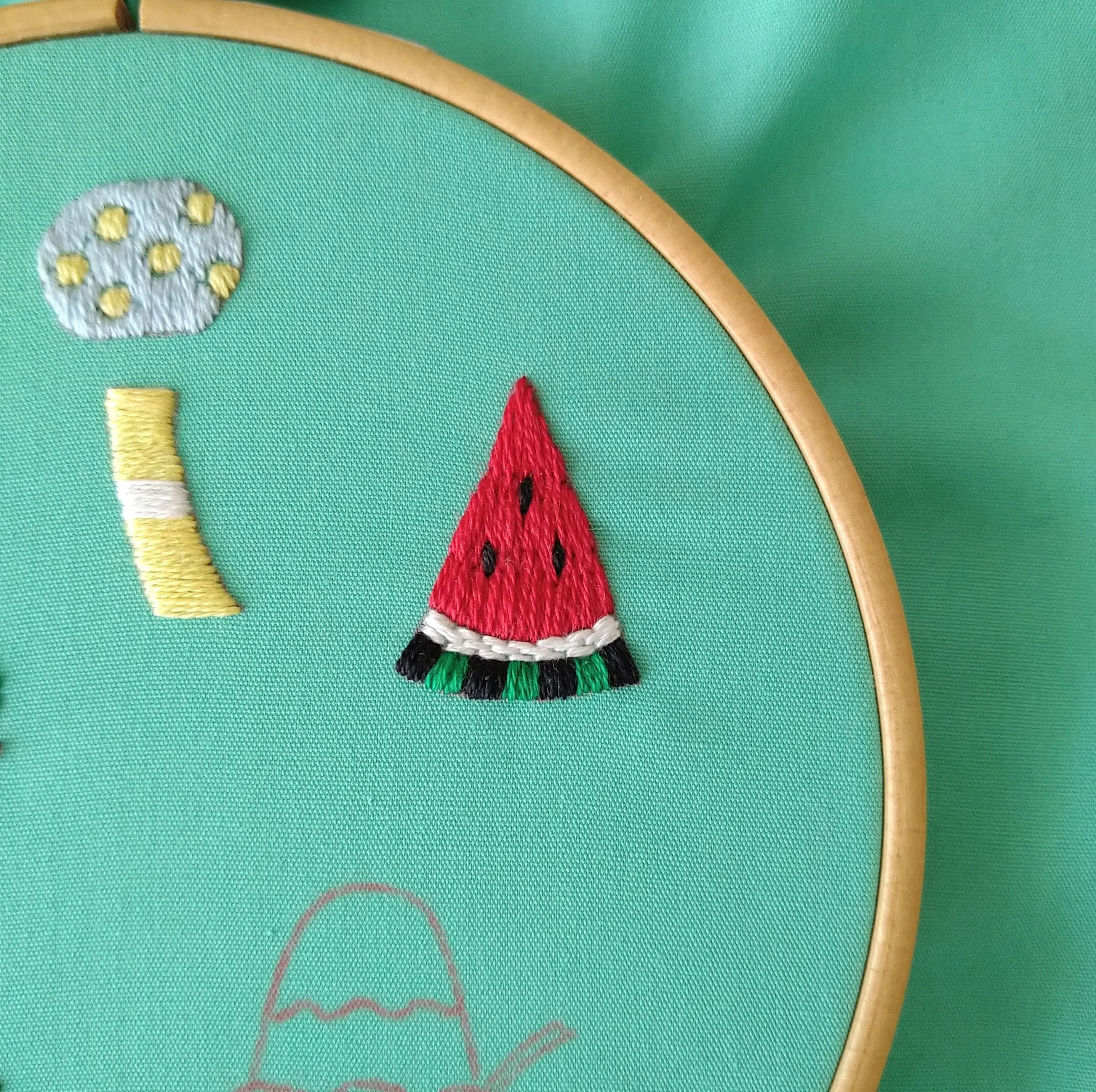再販可能＊ふかふか刺繍スタイ＊スイカ＊ 夏の思い出の刺繍枠キットを作ろう🎐 ステップ40 〜スイカの刺繍8