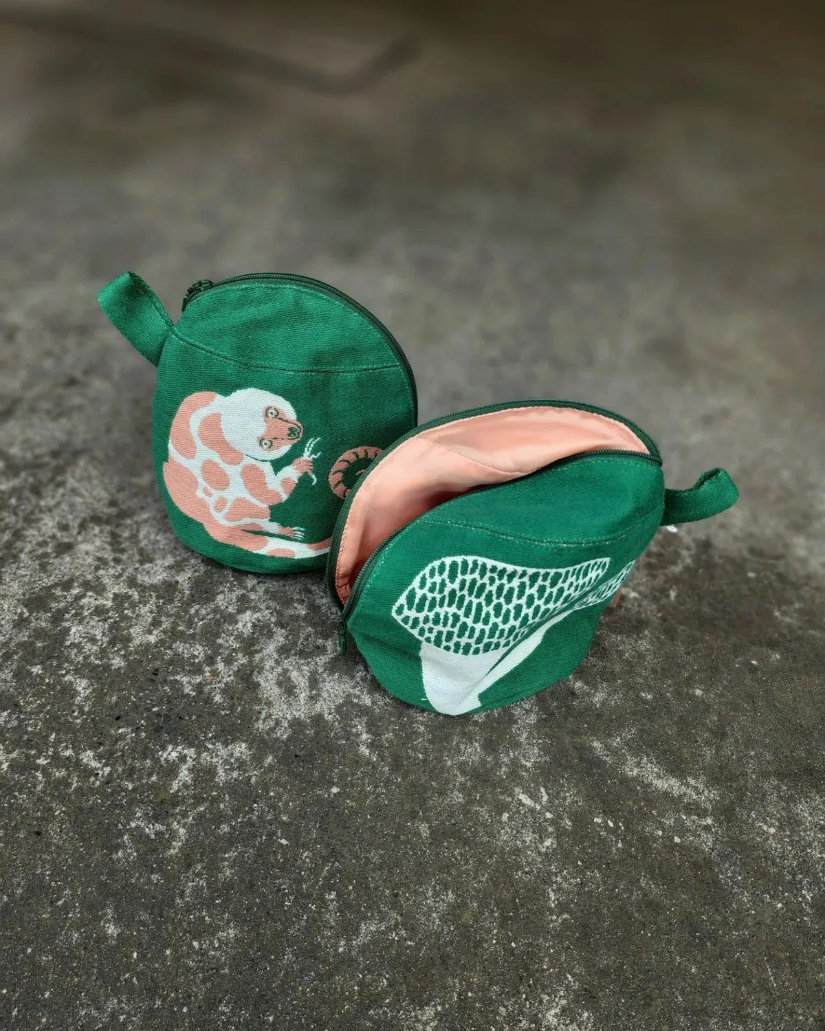 トートバッグ&マチ付きポーチ「樹枝のシッポのクスクスたち」｜森田MiW