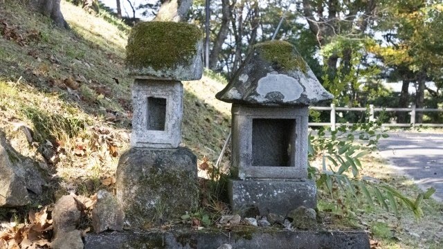 神社 荒れた石祠に要注意 時雨 Note 神社 荒れた石祠に要注意 時雨 Note