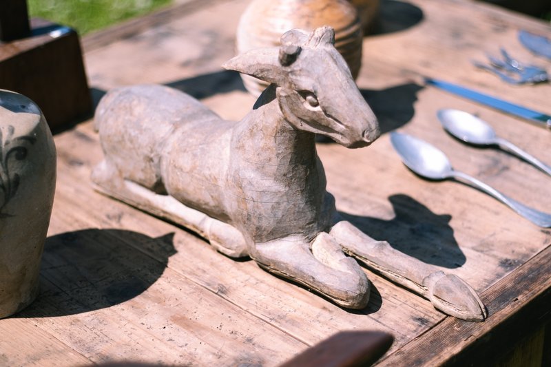 ヴィンテージの木彫りのヤギ
