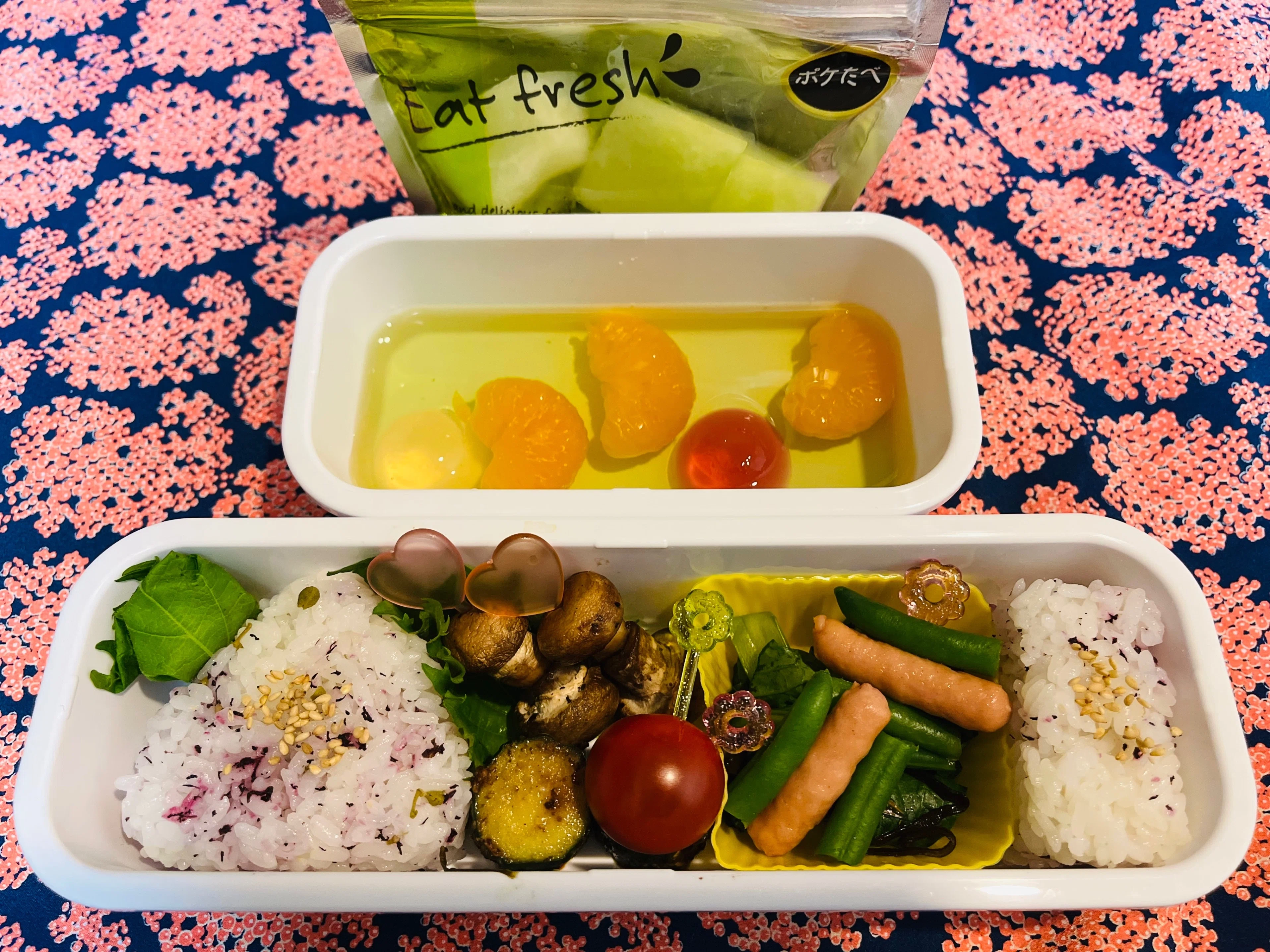 お弁当6回目 ポークビッツとゼリー ズッキーニもどき マッシュルーム