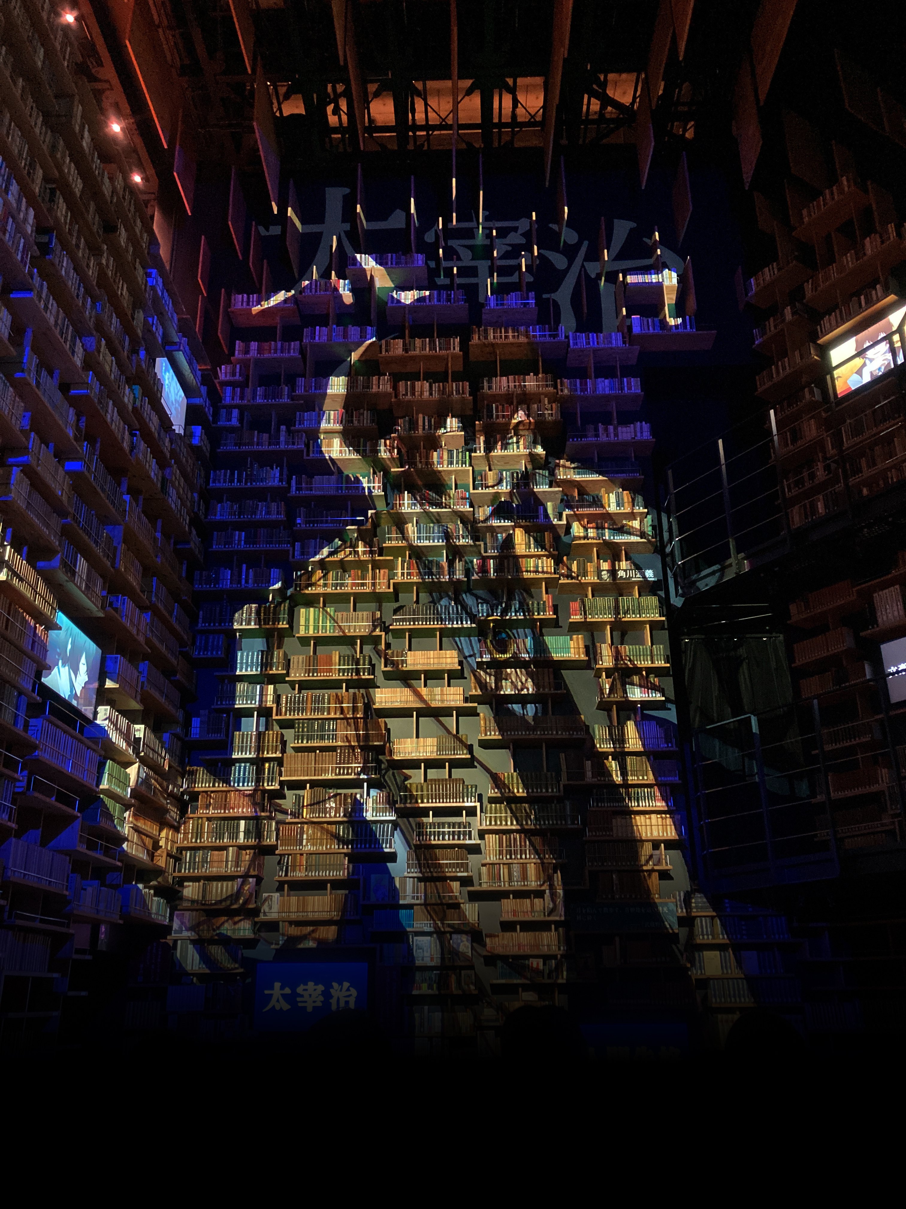 ところざわサクラタウン内の角川武蔵野ミュージアム、本棚劇場の