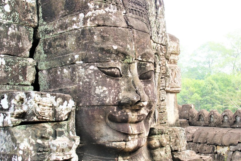 ＜旅行記（2011年ベトナム&カンボジア）no.28＞バイヨン寺院の中央堂にも、多くの観世音菩薩が残っています。「クメールの微笑み」とも呼ばれていますが、その中でも、一番美しいと言われているお顔が、こちら。神秘的ですね。