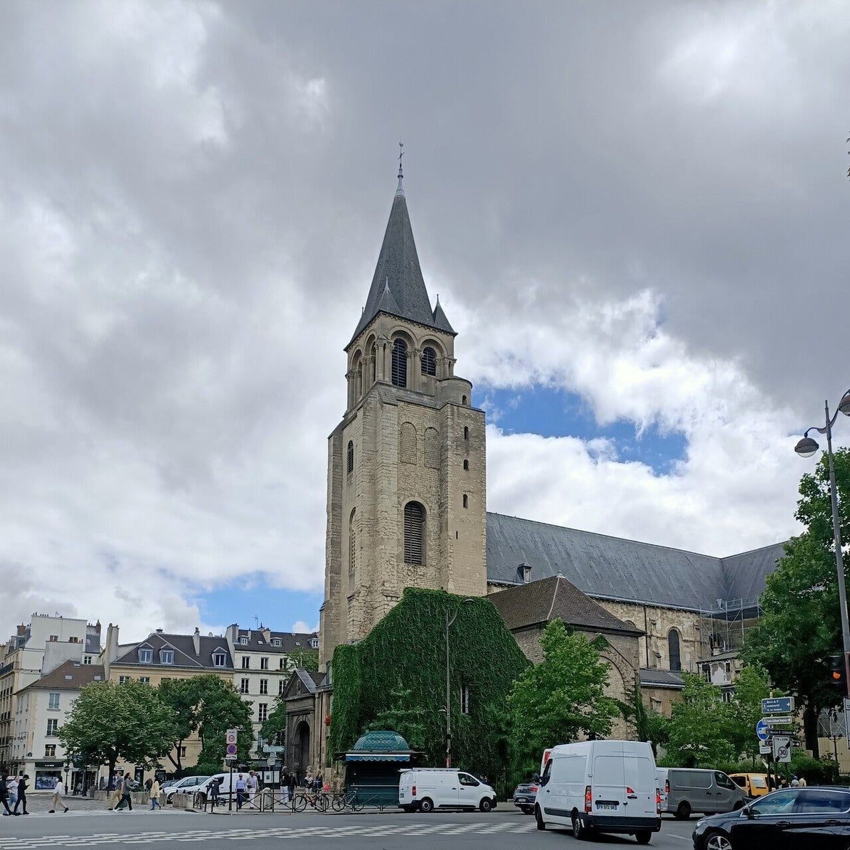 パリのボナパルト通りは サンジェルマンデプレ教会 セーヌ川まで Sakurakoparis Note