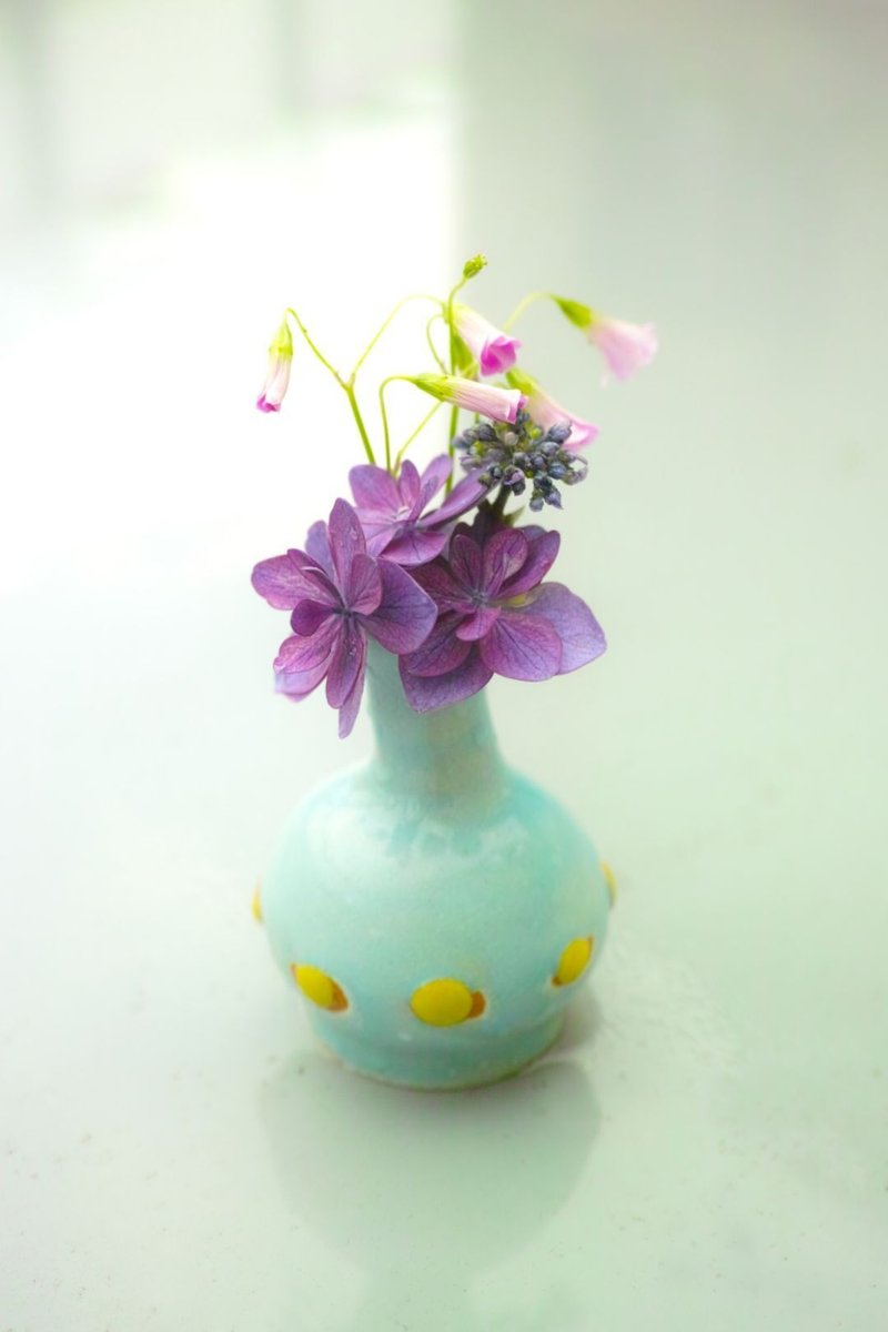 2種類の釉薬をかけた一輪挿し、陶器の色に奥行きを感じる。梅雨の花はやっぱりあじさい。