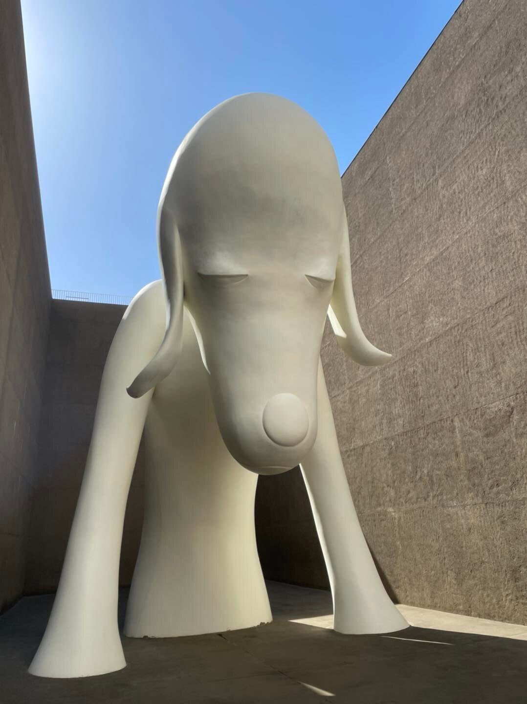 青森県立美術館の「あおもり犬」｜アートへの誘い