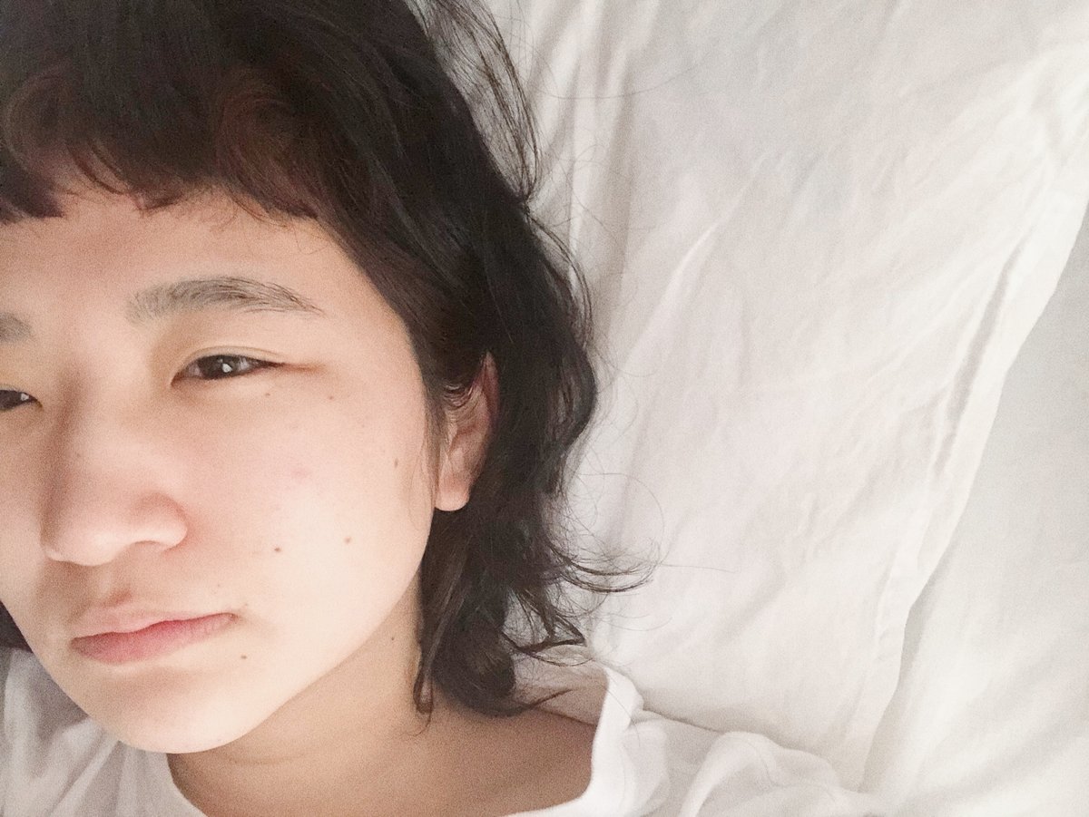 ベッドに横たわっているセルフィー。