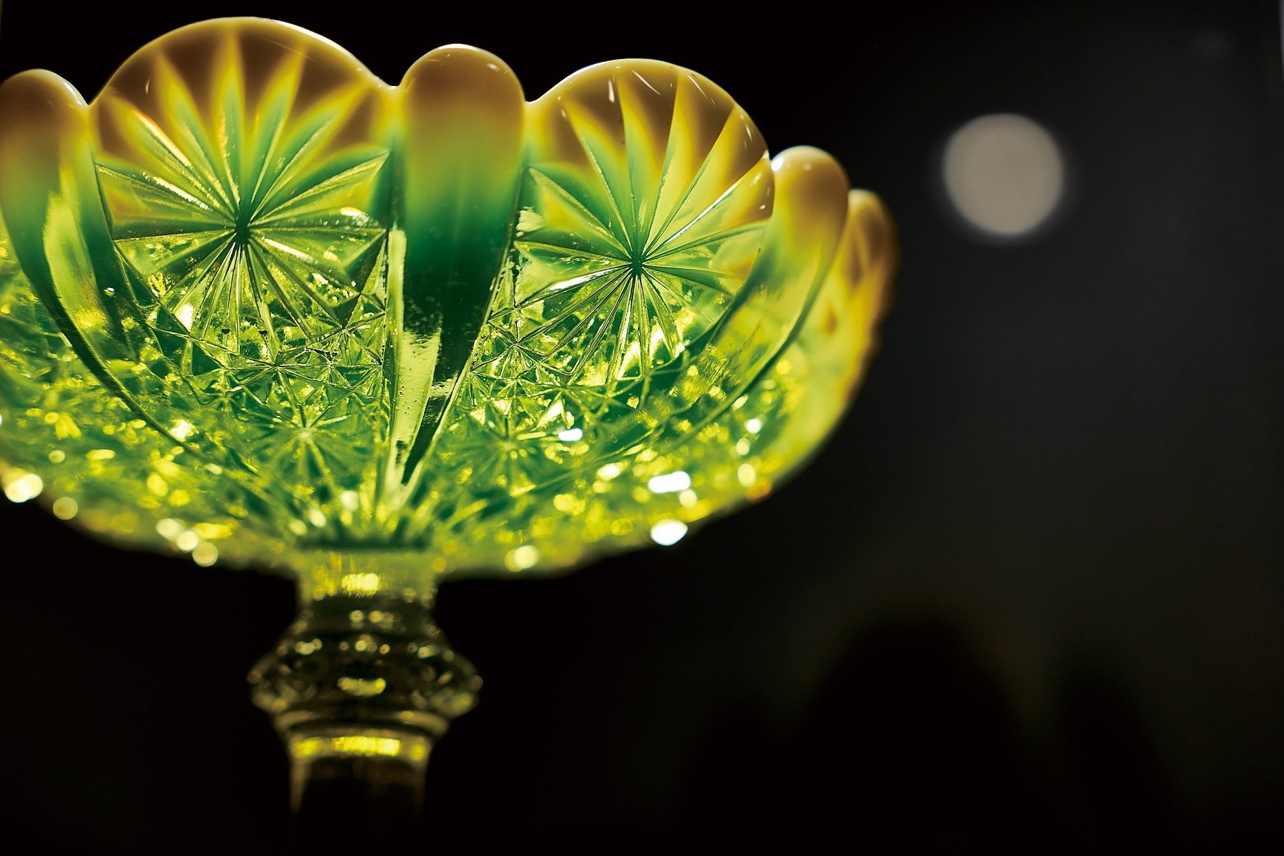 世界的にも珍しい「妖精の森ガラス美術館」 緑色の光を放つウラン