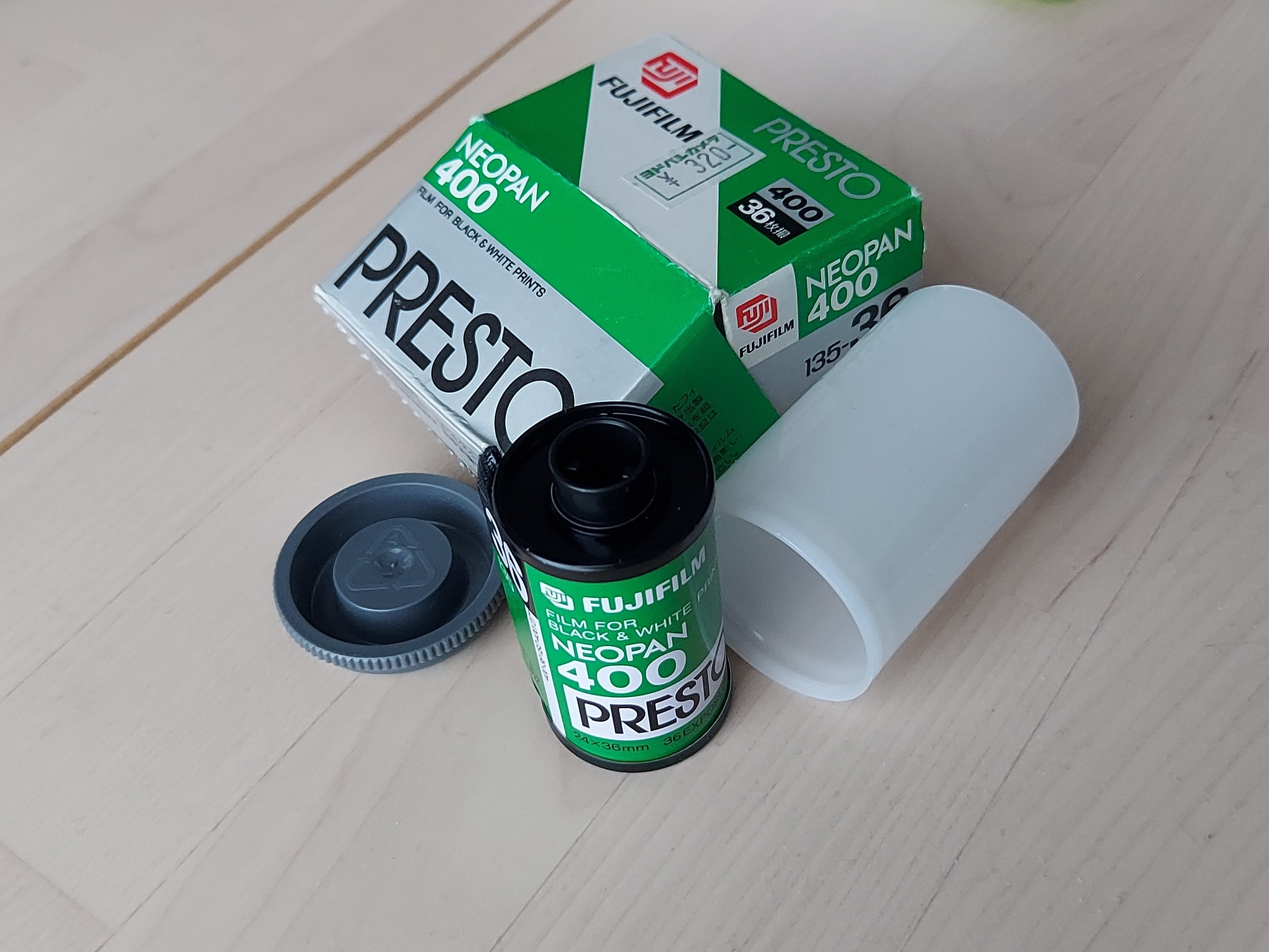 NEOPAN400 PRESTO 135 1箱20本入りとバラで12本の32本 NEOPAN 400 PRESTO 135 モノクロフイルム36枚撮り1箱20本入とバラで12