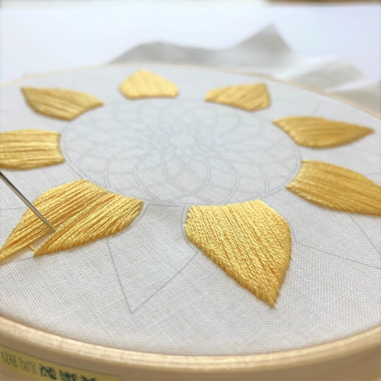 再販】サテンステッチを楽しむひまわりの刺繍｜はなこまち/刺繍作家