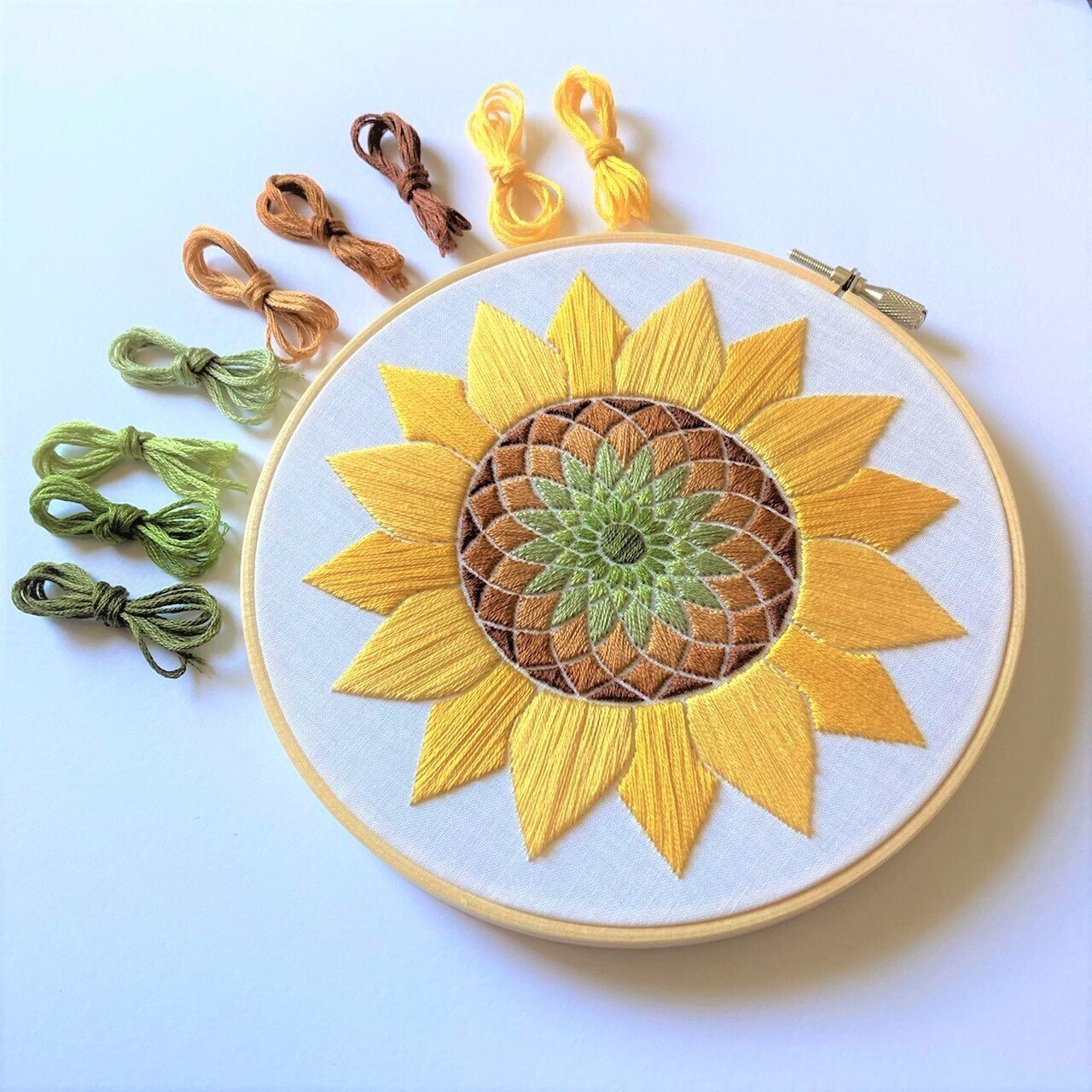ひまわりの絵の刺繍 94b6b9f453512d2c4e335d9f83c58a