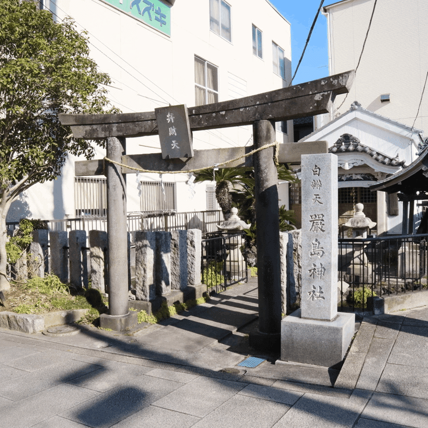 厳島神社に聳え立つ鳥居