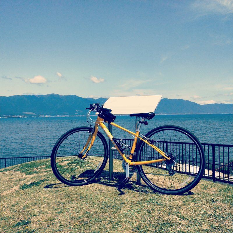 琵琶湖を背景としたクロスバイク