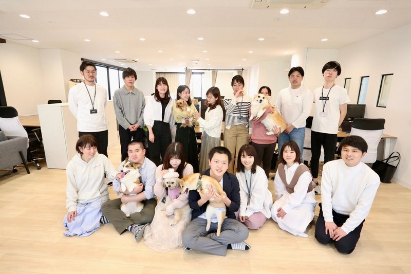 2022年3月に引越した新オフィスでの集合写真