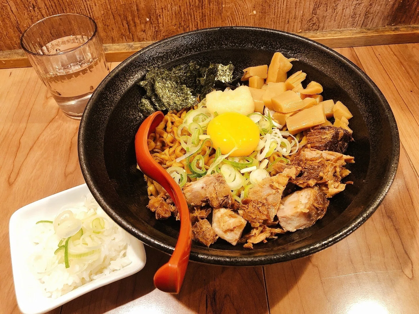 にんにくがガツンと主張する、ベストオブ油そば。 「in EZO」【札幌