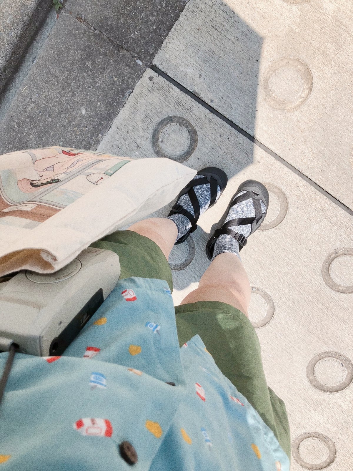 短パンを履いた足元の写真。