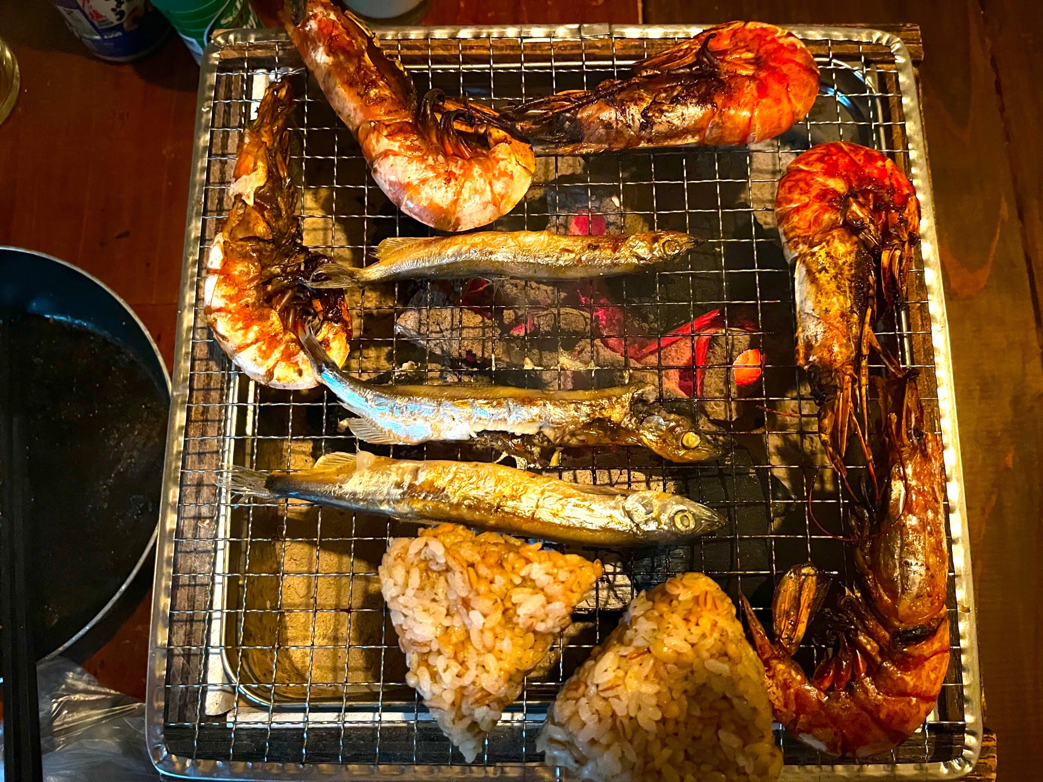 煎餅缶火鉢-エビ、ししゃも、焼きおにぎり、ソーセージ-｜NAKADA Shugo