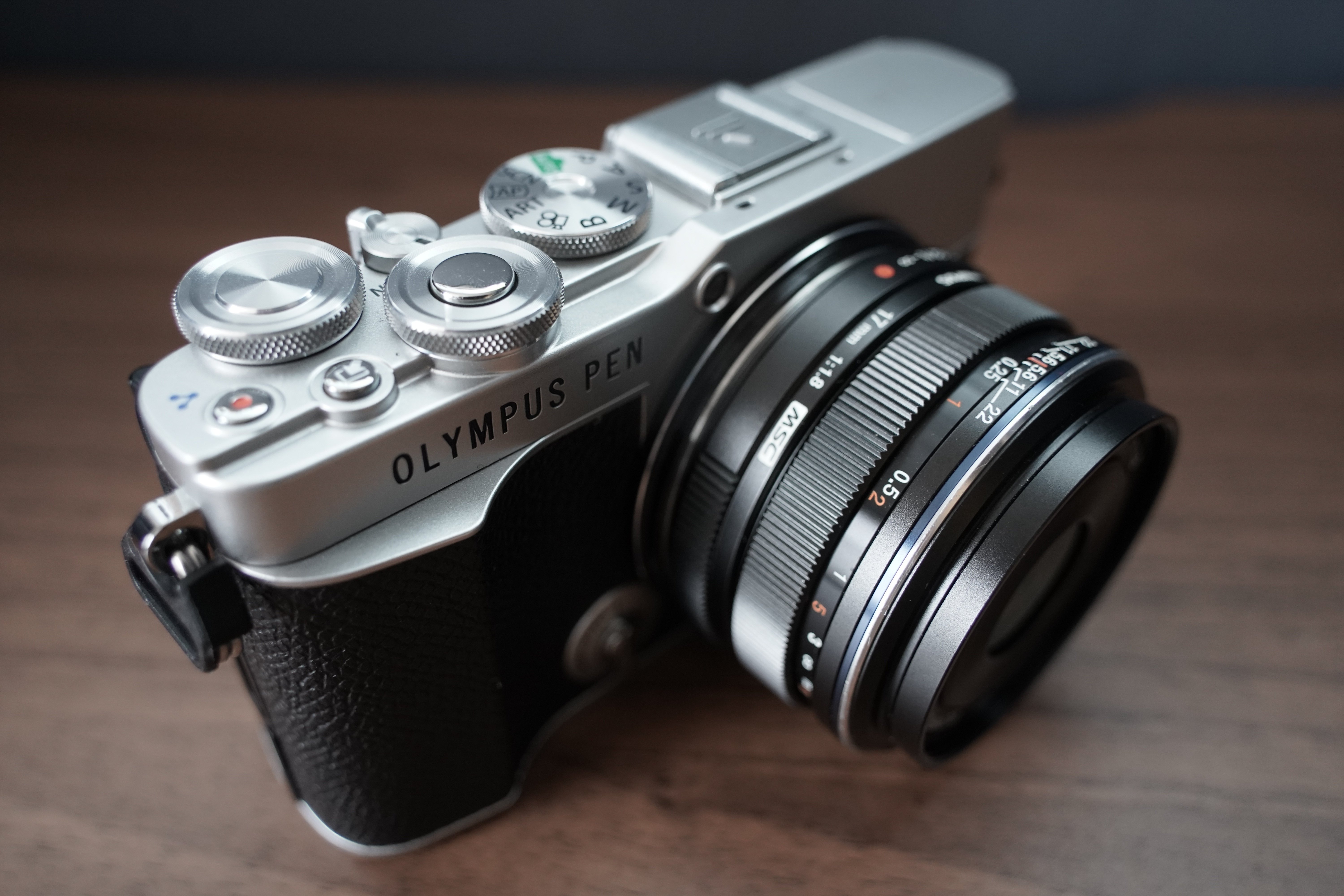 【高知インター店】 レビュー】OLYMPUS PEN E-P7は「モノ」としての完成度が高い最高 デジタルカメラ
