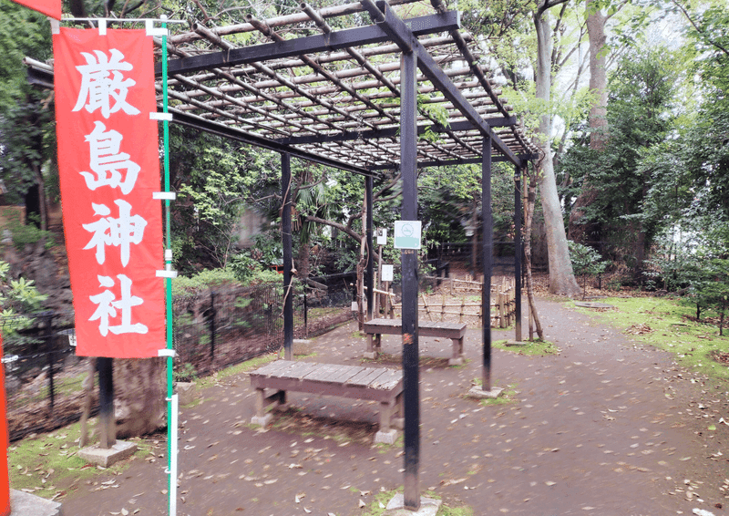 世田谷八幡宮の末社・厳島神社のベンチ