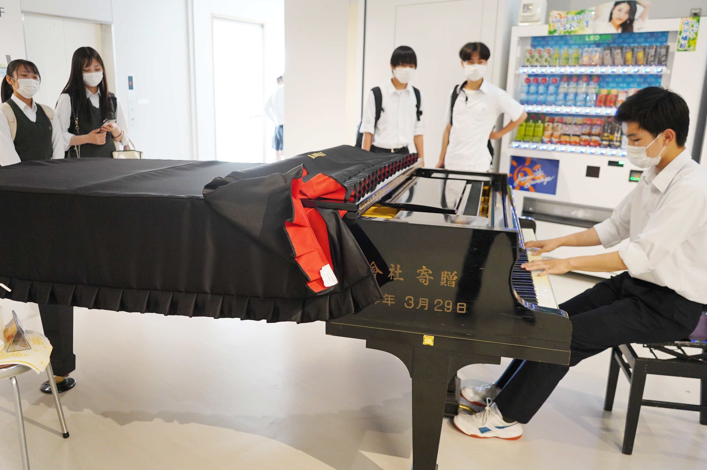 校舎内にフリーピアノ 石巻好文館高に新名物 自由に演奏 音楽を身近に 石巻days 石巻日日新聞社公式 Note 校舎内にフリーピアノ 石巻好文館高に新名物 自由に演奏 音楽を身近に 石巻days 石巻日日新聞社公式 Note