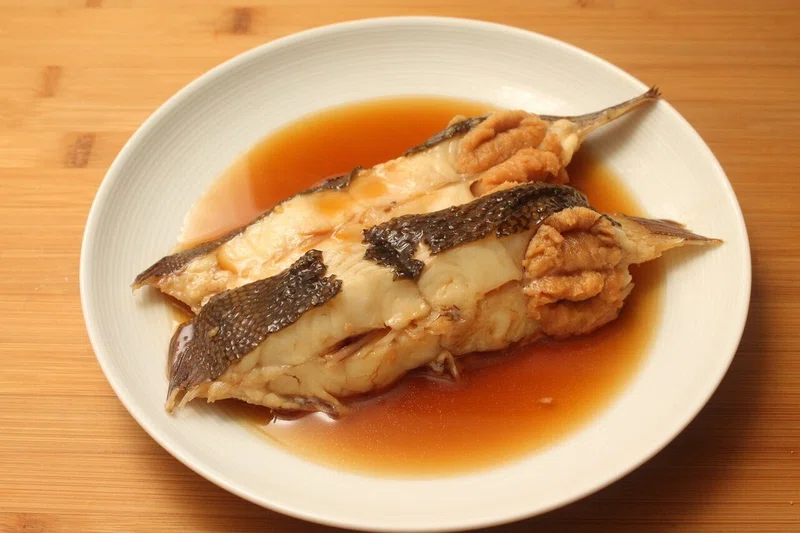 『魚の煮付け』は少ない煮汁でつくれ!|樋口直哉(TravelingFoodLab.)
