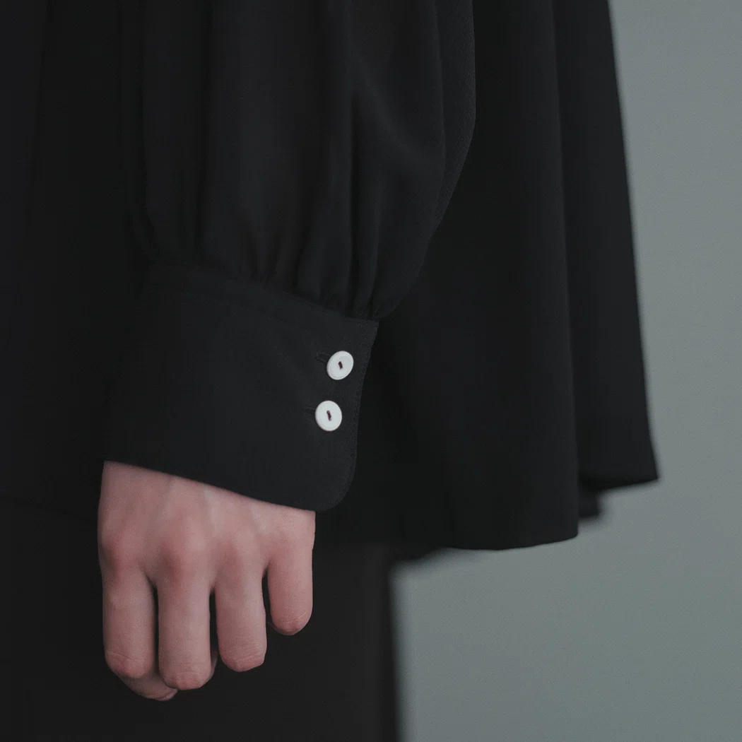 今週の販売情報】sheer stand collar blouse / ロゴTシャツ /high neck