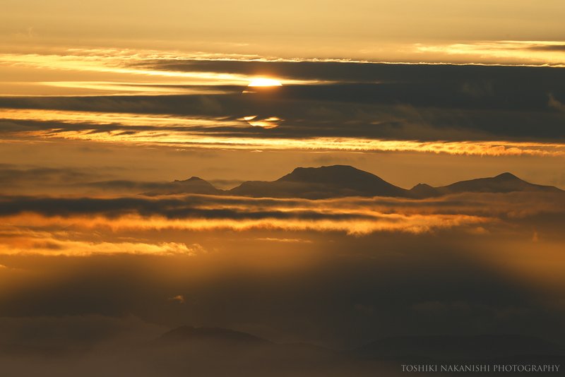 北海道最高峰旭岳から朝日が昇る
