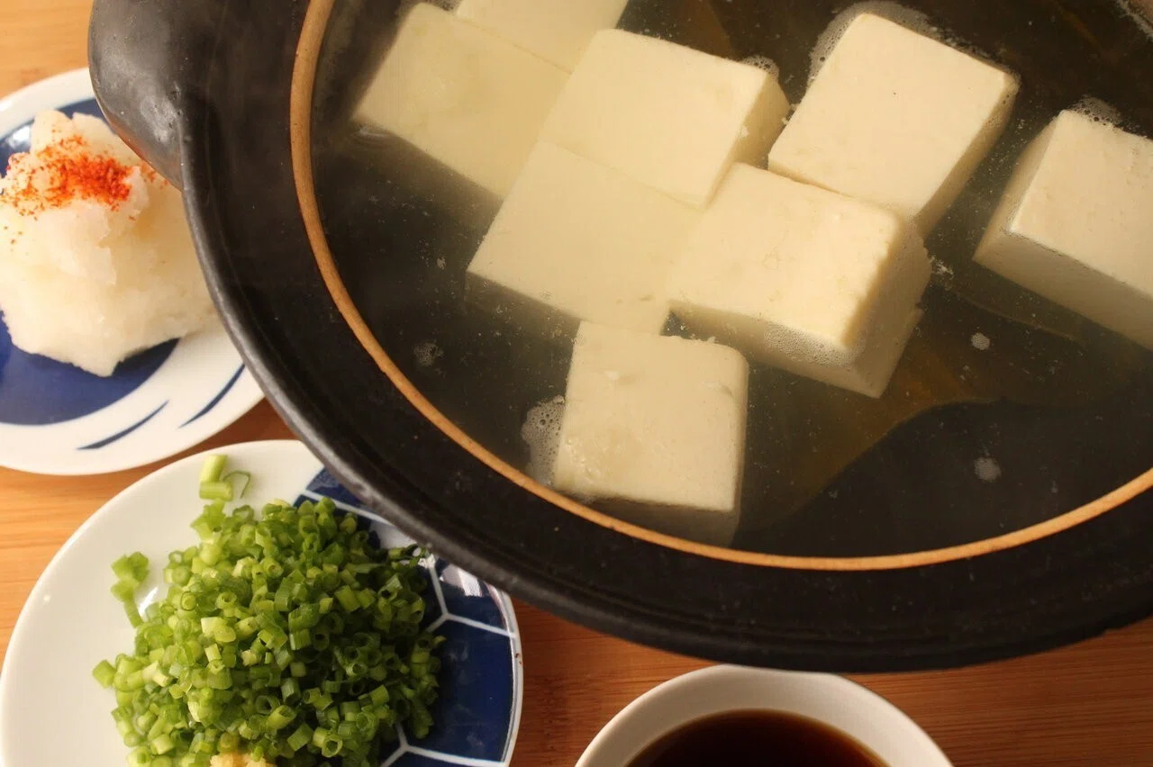 塩と鍋が決め手の本格湯豆腐｜樋口直哉(TravelingFoodLab.)