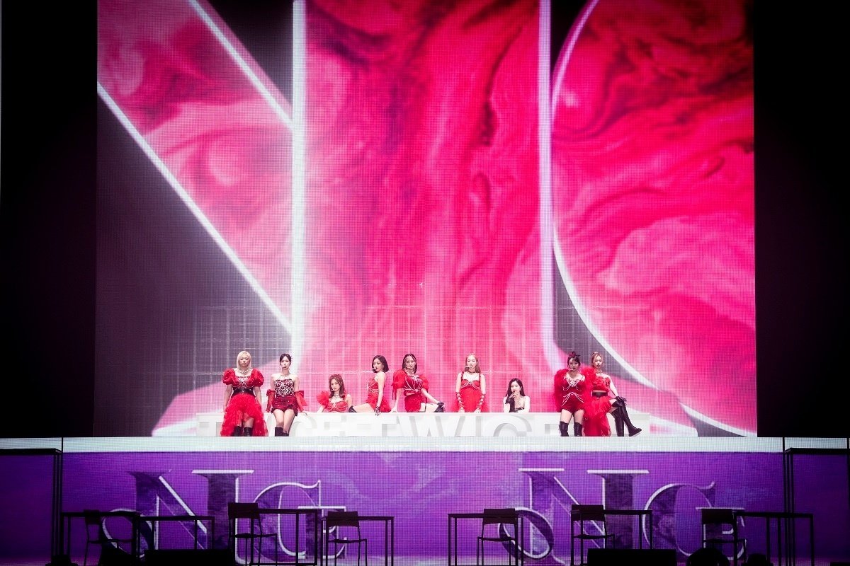 TWICE サイン入り写真 コンサートオフショット TWICE 直筆サイン入りCD - メルカリ