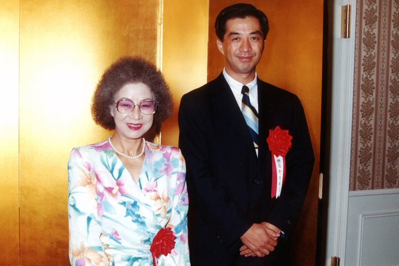 野島廣司さん(右)と母絹江さん=1994年