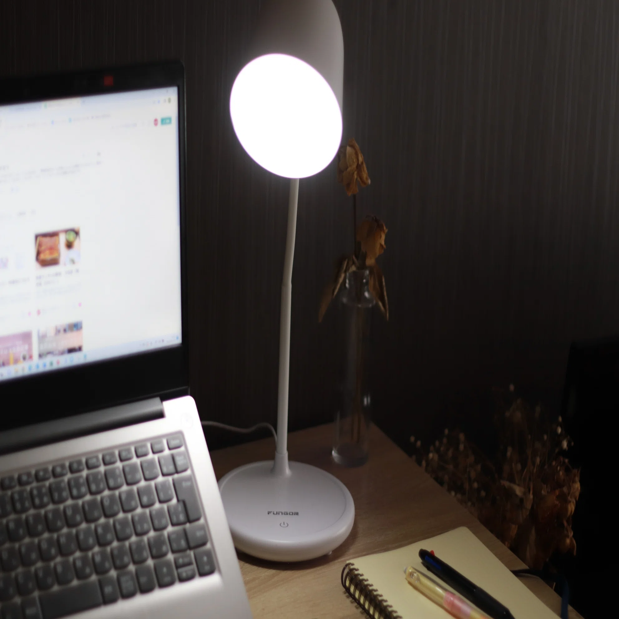 リモートワークに欠かせません…！FUNGORの「LEDデスクライト」で、作業 