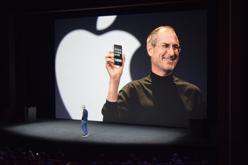 アップルのイベントでスクーンに映し出されるスティーブ・ジョブズ氏＝米カリフォルニア州で2017年9月12日、清水憲司