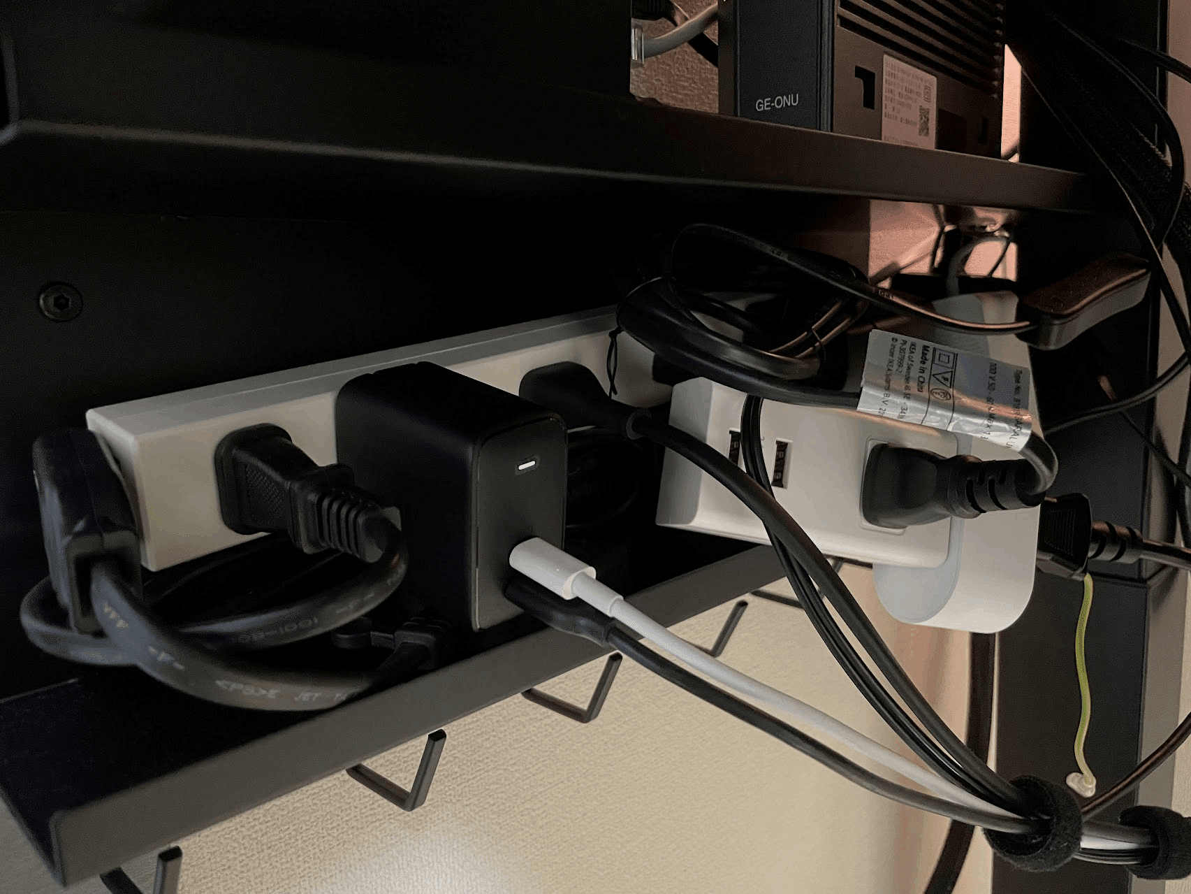 ケーブル整理】PREDUCTSのメッシュケーブルホルダーをFlexiSpot E7 Pro ケーブル整理】PREDUCTSのメッシュケーブルホルダーをFlexiSpot E7 Pro