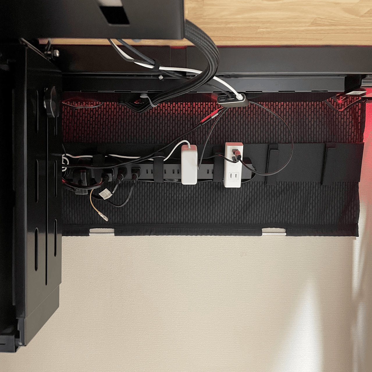 ケーブル整理】PREDUCTSのメッシュケーブルホルダーをFlexiSpot E7 Pro