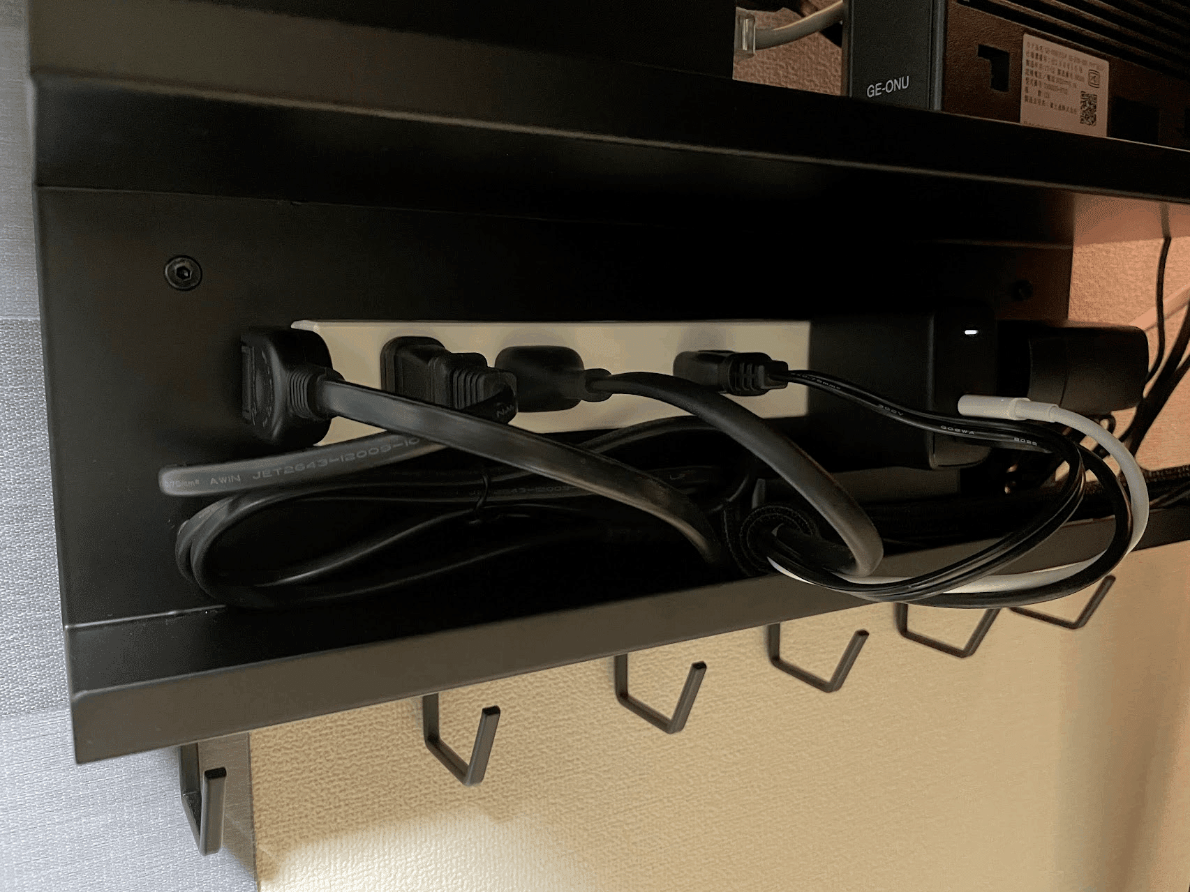 ケーブル整理】PREDUCTSのメッシュケーブルホルダーをFlexiSpot E7 Pro ケーブル整理】PREDUCTSのメッシュケーブルホルダーをFlexiSpot E7 Pro