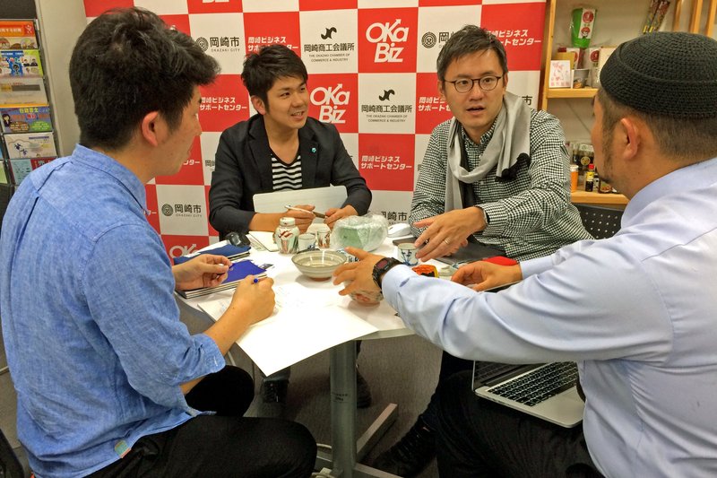 経営相談に乗る秋元祥治さん=本人提供